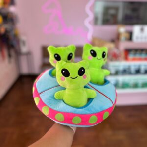 MORDEDOR PELUCIA GALAXIA NAVE COM 3 ALIENS