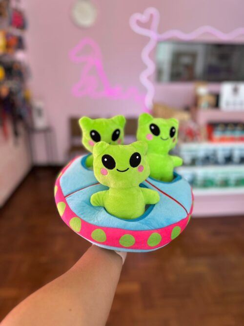 MORDEDOR PELUCIA GALAXIA NAVE COM 3 ALIENS